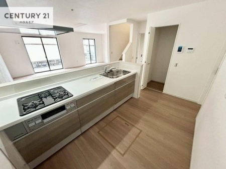 �L�b�`���@��l�C�̑Ζʎ��V�X�e���L�b�`�����̗p���Ă��܂��I���Ƒ��̃R�~���j�P�[�V���������R�Ƒ�����݌v�ł��B
���q�l�ɂ��ڂ��͂��̂Ŋ������ł��ˁI�L�X�g���ĉ��K�ō�Ƃ��i�݂܂��B