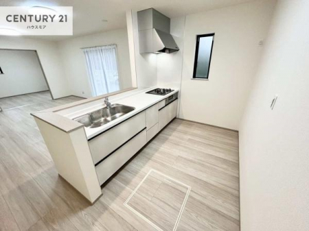 �L�b�`���@��l�C�̑Ζʎ��V�X�e���L�b�`�����̗p���Ă��܂��I���Ƒ��̃R�~���j�P�[�V���������R�Ƒ�����݌v�ł��B
���q�l�ɂ��ڂ��͂��̂Ŋ������ł��ˁI�L�X�g���ĉ��K�ō�Ƃ��i�݂܂��B