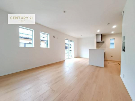 ���r���O�@�傫�ȑ����炽���Ղ�̗z���������閾�邢���r���O�B�J�����̂��郊�r���O�ŉƑ��c���̂��났�̎��Ԃ��߂����܂��B