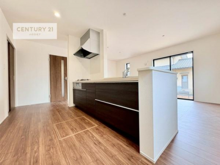 �L�b�`���@��l�C�̑Ζʎ��V�X�e���L�b�`�����̗p���Ă��܂��I���Ƒ��̃R�~���j�P�[�V���������R�Ƒ�����݌v�ł��B
���q�l�ɂ��ڂ��͂��̂Ŋ������ł��ˁI�L�X�g���ĉ��K�ō�Ƃ��i�݂܂��B