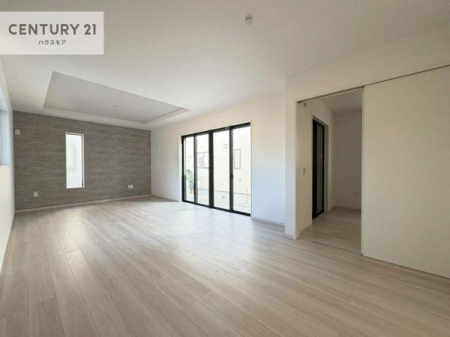 ���r���O�@�傫�ȑ����炽���Ղ�̗z���������閾�邢���r���O�B�J�����̂��郊�r���O�ŉƑ��c���̂��났�̎��Ԃ��߂����܂��B