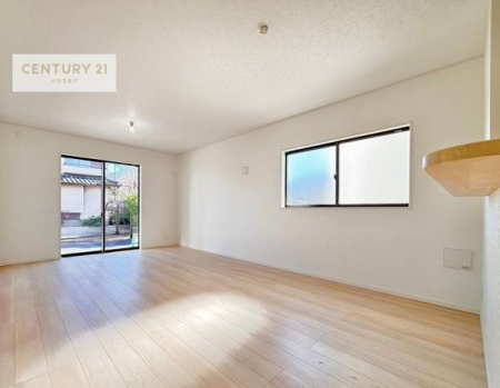 ���d�l�ʐ^(���r���O�j�@�J�����̂���L�XLDK�I�\�t�@�[��_�C�j���O�e�[�u����u���Ă������ɂȂ�Ȃ��̂ŉ��K�ɉ߂����܂��I
�R�~���j�P�[�V���������₷�����邢���r���O�ł��I(�������ʐ^)
