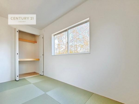 �����\�z�}(����)�@�^�^�~�̍��肪���炬��^����A�����b�N�X��ԁB�����傫���J�����̂���a���ƂȂ��Ă���܂��B���{�l�̐S������u�a�v�̋�ԁB�䑐�̍���Y����Ԃ͖����̂ЂƎ������o���Ă���܂��I�i���d�l�j