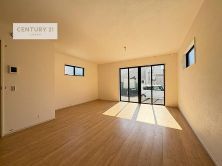 ���r���O�@�傫�ȑ����炽���Ղ�̗z���������閾�邢���r���O�B�J�����̂��郊�r���O�ŉƑ��c���̂��났�̎��Ԃ��߂����܂��B