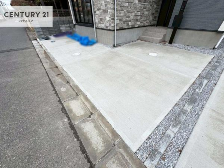 ���ԏ�@���ԃX�y�[�X��2�䕪����܂�(�Ԏ�ɂ��)�I�Z�J���h�J�[�͂������A�o�C�N�⎩�]�ԂȂǂ��u���ꏊ�ɍ���܂���B