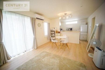 ���r���O�@�傫�ȑ����炽���Ղ�̗z���������閾�邢���r���O�B�J�����̂��郊�r���O�ŉƑ��c���̂��났�̎��Ԃ��߂����܂��B