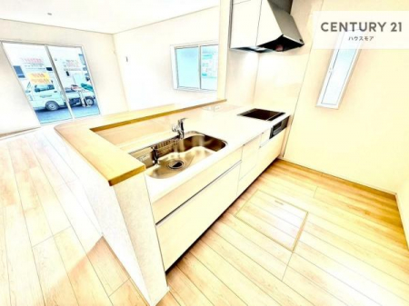 �L�b�`���@��l�C�̑Ζʎ��V�X�e���L�b�`�����̗p���Ă��܂��I���Ƒ��̃R�~���j�P�[�V���������R�Ƒ�����݌v�ł��B
���q�l�ɂ��ڂ��͂��̂Ŋ������ł��ˁI�L�X�g���ĉ��K�ō�Ƃ��i�݂܂��B