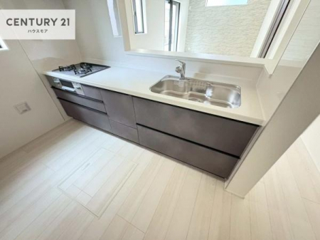 �L�b�`���@��l�C�̑Ζʎ��V�X�e���L�b�`�����̗p���Ă��܂��I���Ƒ��̃R�~���j�P�[�V���������R�Ƒ�����݌v�ł��B
���q�l�ɂ��ڂ��͂��̂Ŋ������ł��ˁI�L�X�g���ĉ��K�ō�Ƃ��i�݂܂��B