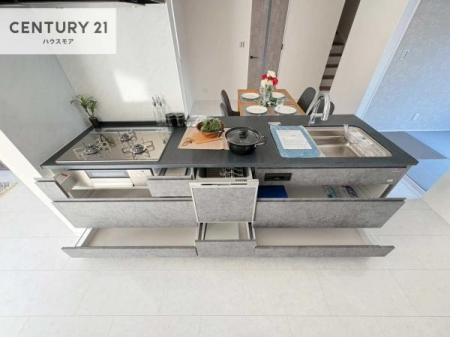 �L�b�`���@�X�^�C���b�V���ł������ȏƖ�����Ԃ���������o����L�b�`���B�����̂��������Ԃ����S�n�悭�A�㎿�ȂЂƂƂ��ւƍ��߂Ă���܂��B