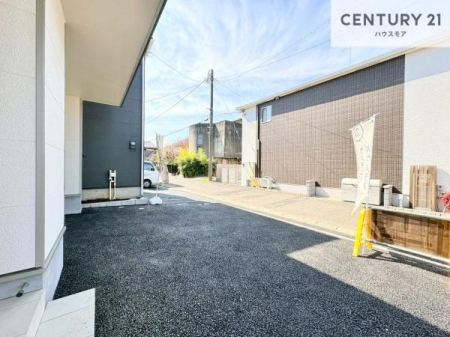 ���ԏ�@���ԃX�y�[�X��2�䕪����܂��I�Z�J���h�J�[�͂������A�o�C�N�⎩�]�ԂȂǂ��u���ꏊ�ɍ���܂���B�y���n�̔���J�Ò��z