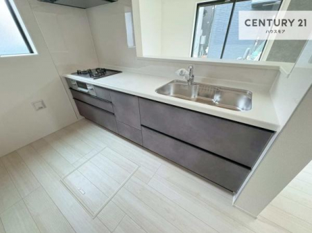 �L�b�`���@��l�C�̑Ζʎ��V�X�e���L�b�`�����̗p���Ă��܂��I���Ƒ��̃R�~���j�P�[�V���������R�Ƒ�����݌v�ł��B
���q�l�ɂ��ڂ��͂��̂Ŋ������ł��ˁI�L�X�g���ĉ��K�ō�Ƃ��i�݂܂��B