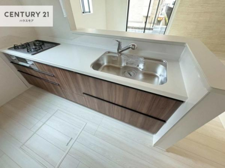 �L�b�`���@��l�C�̑Ζʎ��V�X�e���L�b�`�����̗p���Ă��܂��I���Ƒ��̃R�~���j�P�[�V���������R�Ƒ�����݌v�ł��B
���q�l�ɂ��ڂ��͂��̂Ŋ������ł��ˁI�L�X�g���ĉ��K�ō�Ƃ��i�݂܂��B