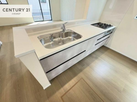 �L�b�`���@��l�C�̑Ζʎ��V�X�e���L�b�`�����̗p���Ă��܂��I���Ƒ��̃R�~���j�P�[�V���������R�Ƒ�����݌v�ł��B
���q�l�ɂ��ڂ��͂��̂Ŋ������ł��ˁI�L�X�g���ĉ��K�ō�Ƃ��i�݂܂��B