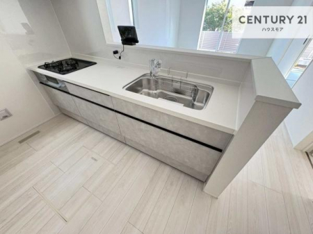 �L�b�`���@��l�C�̑Ζʎ��V�X�e���L�b�`�����̗p���Ă��܂��I���Ƒ��̃R�~���j�P�[�V���������R�Ƒ�����݌v�ł��B
���q�l�ɂ��ڂ��͂��̂Ŋ������ł��ˁI�L�X�g���ĉ��K�ō�Ƃ��i�݂܂��B