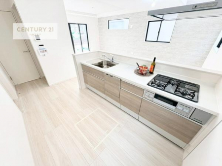 �L�b�`���@��l�C�̑Ζʎ��V�X�e���L�b�`�����̗p���Ă��܂��I���Ƒ��̃R�~���j�P�[�V���������R�Ƒ�����݌v�ł��B
���q�l�ɂ��ڂ��͂��̂Ŋ������ł��ˁI�L�X�g���ĉ��K�B�L�b�`������̌i�F���Y��ō�Ƃ��i�݂܂��B