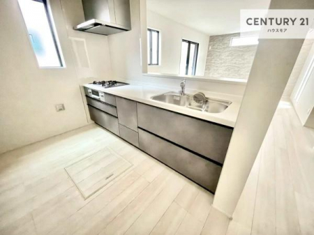 �L�b�`���@��l�C�̑Ζʎ��V�X�e���L�b�`�����̗p���Ă��܂��I���Ƒ��̃R�~���j�P�[�V���������R�Ƒ�����݌v�ł��B
���q�l�ɂ��ڂ��͂��̂Ŋ������ł��ˁI�L�X�g���ĉ��K�ō�Ƃ��i�݂܂��B