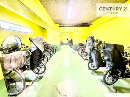 ���̑����p���@���֏ꊮ���ŁA���q���܂̎��]�Ԃ�ʋΗp�̎��]�Ԃ����S���Ēu���܂��B���Ƒ��ɂ����ꂵ���֗��Ȑݔ��ł��B
�󂫏󋵂����C�y�ɂ��₢���킹���������B