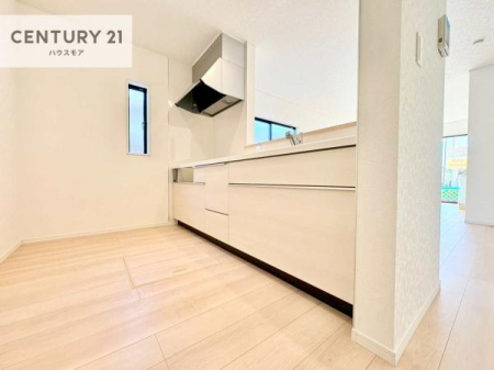 �L�b�`���@��l�C�̑Ζʎ��V�X�e���L�b�`�����̗p���Ă��܂��I���Ƒ��̃R�~���j�P�[�V���������R�Ƒ�����݌v�ł��B
���q�l�ɂ��ڂ��͂��̂Ŋ������ł��ˁI�L�X�g���ĉ��K�ɍ�Ƃ��i�݂܂��B