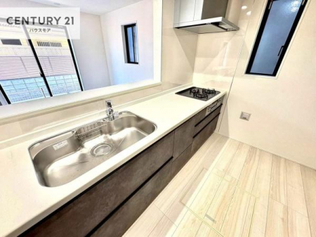 �L�b�`���@��l�C�̑Ζʎ��V�X�e���L�b�`�����̗p���Ă��܂��I���Ƒ��̃R�~���j�P�[�V���������R�Ƒ�����݌v�ł��B
���q�l�ɂ��ڂ��͂��̂Ŋ������ł��ˁI�L�X�g���ĉ��K�ɍ�Ƃ��i�݂܂��B