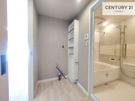 ���ʑ�E���ʏ��@�܂����ʑ䂪�ݒu����Ă��܂��񂪁A���ʑ�ɂ͎��[�X�y�[�X���m�ۂ��Ă���A���p�i�Ȃǂ���������Ƃ��܂���݌v�B������������Ȑ��ʂ܂������ł����ꂢ�ɕۂ��Ƃ��ł��A���̎x�x���X���[�Y�ɁB