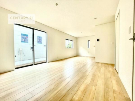 ���r���O�@�傫�ȑ����炽���Ղ�̗z���������閾�邢���r���O�B�J�����̂��郊�r���O�ŉƑ��c���̂��났�̎��Ԃ��߂����܂��B