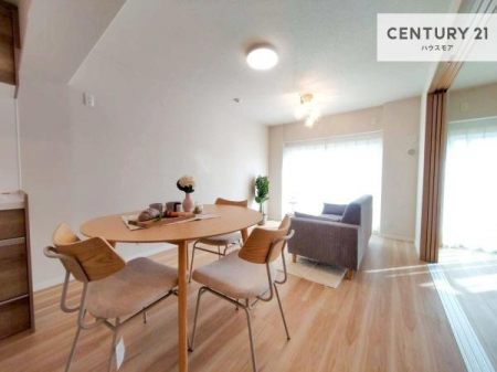 ���r���O�@�D�����z���܂肪���r���O����ł���ċ��S�n�̗ǂ���Ԃ����o���Ă���܂��I
���났�̎��Ԃ��߂����܂��I