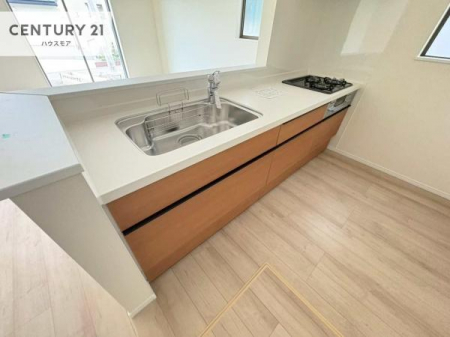 �L�b�`���@��l�C�̑Ζʎ��V�X�e���L�b�`�����̗p���Ă��܂��I���Ƒ��̃R�~���j�P�[�V���������R�Ƒ�����݌v�ł��B
���q�l�ɂ��ڂ��͂��̂Ŋ������ł��ˁI�L�X�g���ĉ��K�ō�Ƃ��i�݂܂��B