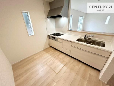 �L�b�`���@��Ƃ肠�钲���X�y�[�X�ō�Ƃ����₷�����K�ȃL�b�`���ł��I
���q�l�ƈꏏ�ɂ��َq������y���߂�L�X�X�y�[�X�ł��B�y�����������ԂɂȂ肻���ł��ˁI