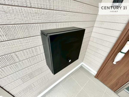 ���̑����n�@�O�ǂɐݒu���ꂽ�|�X�g�́A�O�σf�U�C���Ɣ��������a���Ȃ���A�g������ɂ��z�����ꂽ�֗��Ȑݔ��ł��B