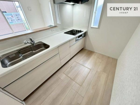 �L�b�`���@��l�C�̑Ζʎ��V�X�e���L�b�`�����̗p���Ă��܂��I���Ƒ��̃R�~���j�P�[�V���������R�Ƒ�����݌v�ł��B
���q�l�ɂ��ڂ��͂��̂Ŋ������ł��ˁI�L�X�g���ĉ��K�ō�Ƃ��i�݂܂��B