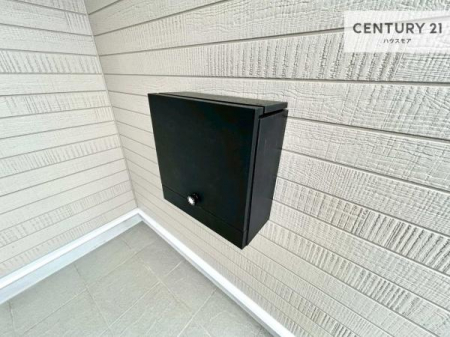 ���̑����n�@�O�ǂɐݒu���ꂽ�|�X�g�́A�O�σf�U�C���Ɣ��������a���Ȃ���A�g������ɂ��z�����ꂽ�֗��Ȑݔ��ł��B