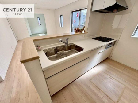 �L�b�`���@��l�C�̑Ζʎ��V�X�e���L�b�`�����̗p���Ă��܂��I���Ƒ��̃R�~���j�P�[�V���������R�Ƒ�����݌v�ł��B
���q�l�ɂ��ڂ��͂��̂Ŋ������ł��ˁI�L�X�g���ĉ��K�ō�Ƃ��i�݂܂��B