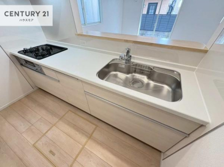 �L�b�`���@��l�C�̑Ζʎ��V�X�e���L�b�`�����̗p���Ă��܂��I���Ƒ��̃R�~���j�P�[�V���������R�Ƒ�����݌v�ł��B
���q�l�ɂ��ڂ��͂��̂Ŋ������ł��ˁI�L�X�g���ĉ��K�ō�Ƃ��i�݂܂��B