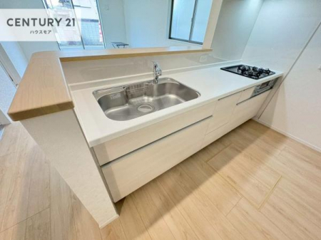 �L�b�`���@��l�C�̑Ζʎ��V�X�e���L�b�`�����̗p���Ă��܂��I���Ƒ��̃R�~���j�P�[�V���������R�Ƒ�����݌v�ł��B
���q�l�ɂ��ڂ��͂��̂Ŋ������ł��ˁI�L�X�g���ĉ��K�ō�Ƃ��i�݂܂��B