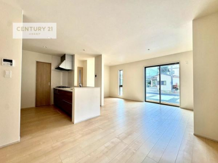 ���r���O�@�傫�ȑ����炽���Ղ�̗z���������閾�邢���r���O�B�J�����̂��郊�r���O�ŉƑ��c���̂��났�̎��Ԃ��߂����܂��I�����̂����w�\�ł��I���񌻒n�ŗz������Ȃǂ��̊����������܂��I