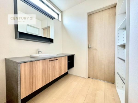 ���ʑ�E���ʏ��@�܂�Ńz�e���̃p�E�_�[���[���̂悤�Ȑ��ʃX�y�[�X�B
�L���J�E���^�[�̓��C�N��w�A�Z�b�g�ɂ��g���₷���A���̏������X���[�Y�ł��B