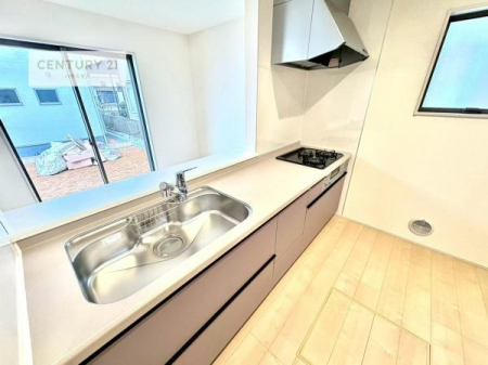 �L�b�`���@��l�C�̑Ζʎ��V�X�e���L�b�`�����̗p���Ă��܂��I���Ƒ��̃R�~���j�P�[�V���������R�Ƒ�����݌v�ł��B
���q�l�ɂ��ڂ��͂��̂Ŋ������ł��ˁI�L�X�g���ĉ��K�ō�Ƃ��i�݂܂��B