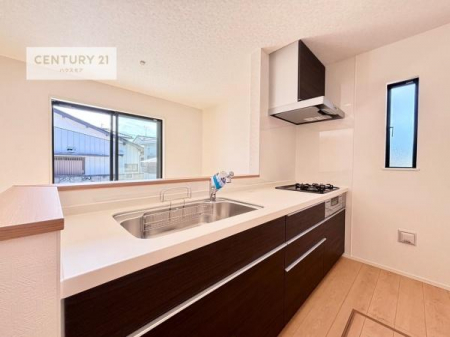 ���d�l�ʐ^(�L�b�`���j�@��l�C�̑Ζʎ��V�X�e���L�b�`�����̗p���Ă��܂��I���Ƒ��̃R�~���j�P�[�V���������R�Ƒ�����݌v�ł��B
���q�l�ɂ��ڂ��͂��̂Ŋ������ł��ˁB���[�͂�����܂��I�i���d�l�j