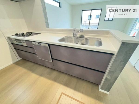 �L�b�`���@��l�C�̑Ζʎ��V�X�e���L�b�`�����̗p���Ă��܂��I���Ƒ��̃R�~���j�P�[�V���������R�Ƒ�����݌v�ł��B
���q�l�ɂ��ڂ��͂��̂Ŋ������ł��ˁI�L�X�g���ĉ��K�ō�Ƃ��i�݂܂��B