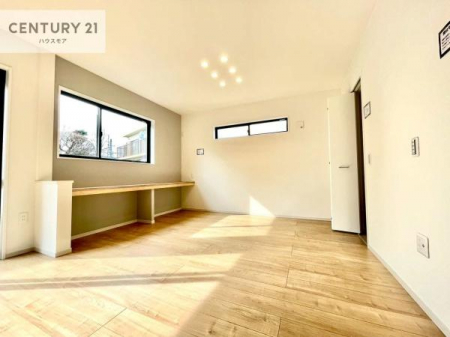 ���r���O�@���r���O�ɂ̓X�^�f�B�J�E���^�[����I
���q�l�̂��׋��X�y�[�X�₿����Ƃ�����Ƒ�ɂ��҂�����ł��ˁB