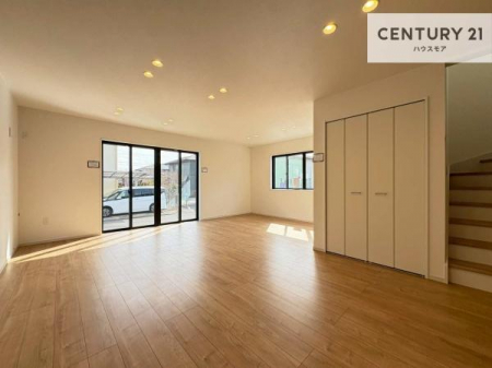 ���r���O�@�傫�ȑ����炽���Ղ�̗z���������閾�邢���r���O�B�J�����̂��郊�r���O�ŉƑ��c���̂��났�̎��Ԃ��߂����܂��I