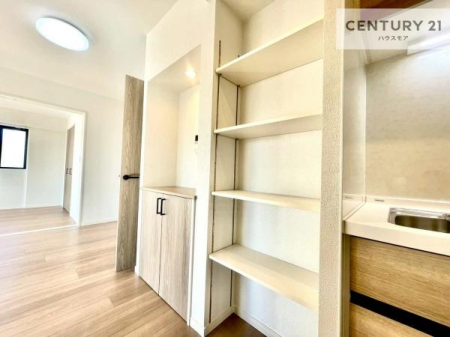 ���[�@�����Ղ�̎��[�X�y�[�X�ŁA��炵���������萮���Z�܂��B�Ƒ��̉ו������ꂢ�ɕЕt���A���������K�ɉ߂����܂��B