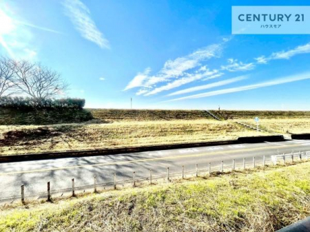 �Z�˂���̒��]�ʐ^�@������������Z��X�A���͂ɂ͍����������Ȃ��A�΂������󂪍L���J����������A
�z�����傫���Ղ��邱�Ƃ�����܂���B�C�����̗ǂ������ʂ蔲����X���݂ł��B