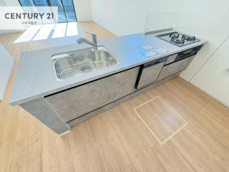 �L�b�`���@��l�C�̑Ζʎ��V�X�e���L�b�`�����̗p���Ă��܂��I���Ƒ��̃R�~���j�P�[�V���������R�Ƒ�����݌v�ł��B
���q�l�ɂ��ڂ��͂��̂Ŋ������ł��ˁI�L�X�g���ĉ��K�ō�Ƃ��i�݂܂��B