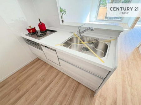 �L�b�`���@��l�C�̑Ζʎ��V�X�e���L�b�`�����̗p���Ă��܂��I���Ƒ��̃R�~���j�P�[�V���������R�Ƒ�����݌v�ł��B
���q�l�ɂ��ڂ��͂��̂Ŋ������ł��ˁI�L�X�g���ĉ��K�ō�Ƃ��i�݂܂��B