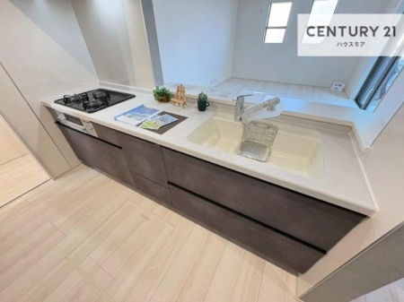 �L�b�`���@��l�C�̑Ζʎ��V�X�e���L�b�`�����̗p���Ă��܂��I���Ƒ��̃R�~���j�P�[�V���������R�Ƒ�����݌v�ł��B
���q�l�ɂ��ڂ��͂��̂Ŋ������ł��ˁI�L�X�g���ĉ��K�ō�Ƃ��i�݂܂��B