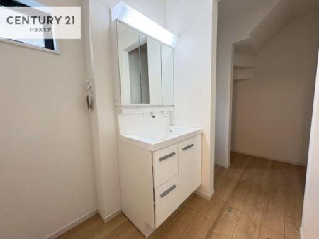 ���ʑ�E���ʏ��@�f�b�h�X�y�[�X�����ʂɂ��Ȃ��݌v�ŁA���ʏ��ɂ̓^�I�����܁A�X�g�b�N�i�Ȃǂ����[�ł��邿����Ƃ������[�X�y�[�X���m�ہB����ꂽ��Ԃ�L�����p���邱�ƂŁA���������o�₷�����܂�����������ƕۂĂ܂��B