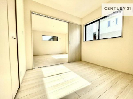 ���r���O�ȊO�̋����@���r���O�Ɨאڂ����m���ł��I�Ǝ��̋x�e�X�y�[�X��L�b�Y�X�y�[�X�Ƃ��Ċ��p����̂��悳�����ł��ˁI
