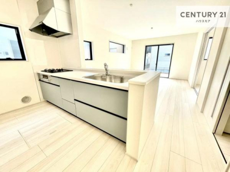 �L�b�`���@��l�C�̑Ζʎ��V�X�e���L�b�`�����̗p���Ă��܂��I���Ƒ��̃R�~���j�P�[�V���������R�Ƒ�����݌v�ł��B
���q�l�ɂ��ڂ��͂��̂Ŋ������ł��ˁI�L�X�g���ĉ��K�ō�Ƃ��i�݂܂��B