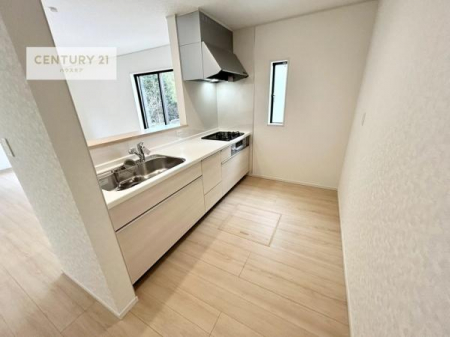 �L�b�`���@��l�C�̑Ζʎ��V�X�e���L�b�`�����̗p���Ă��܂��I���Ƒ��̃R�~���j�P�[�V���������R�Ƒ�����݌v�ł��B
���q�l�ɂ��ڂ��͂��̂Ŋ������ł��ˁI�L�X�g���ĉ��K�ō�Ƃ��i�݂܂��B